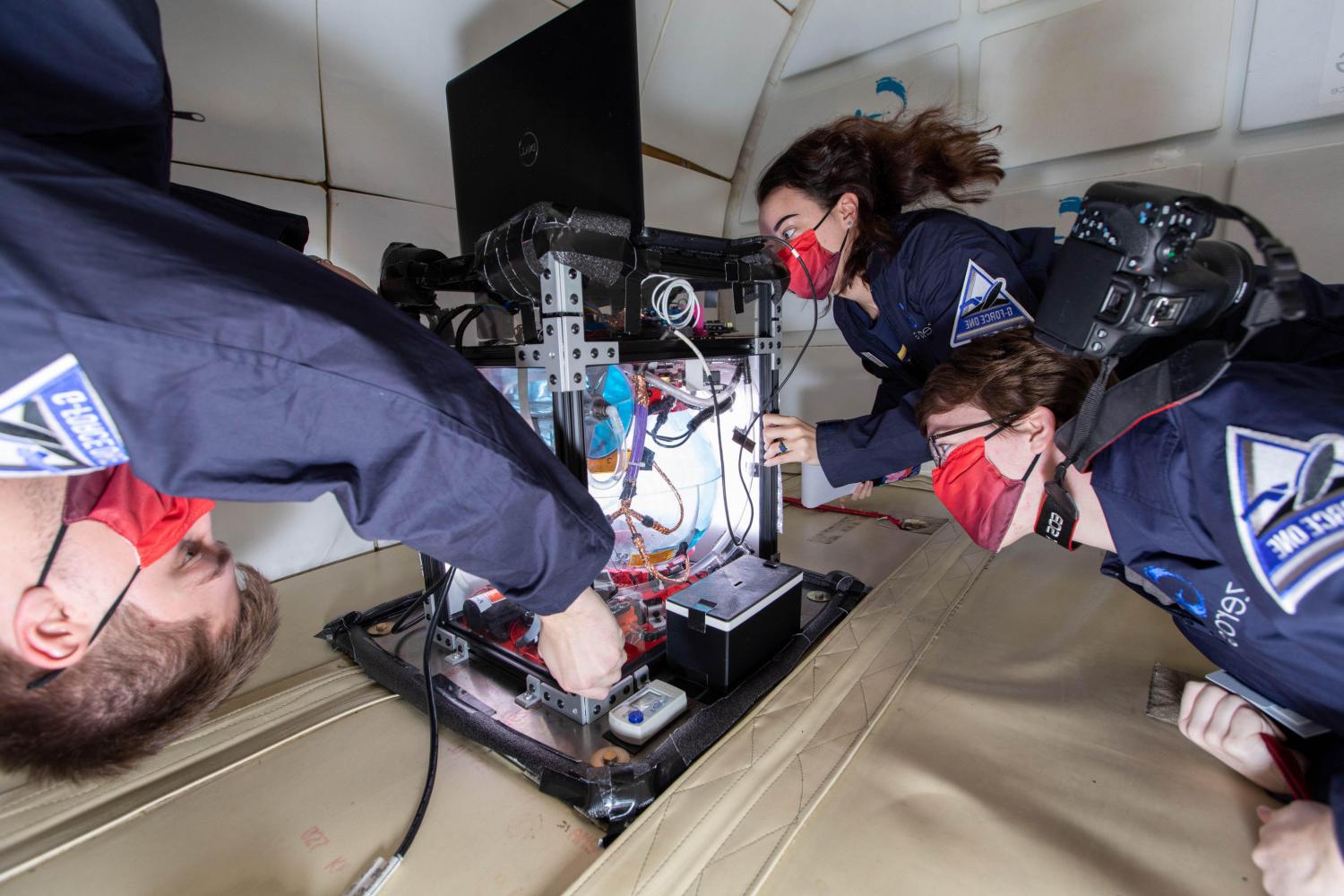在线火博体育在线可靠的火博体育网站学院微重力小组的成员在美国宇航局进行研究?s zero g aircraft.